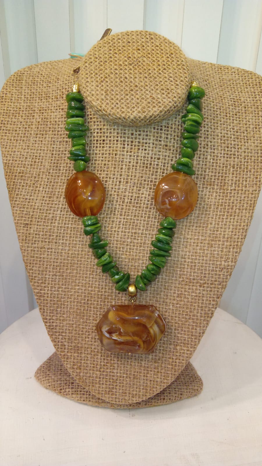 Colar cascalho verde com caramelo