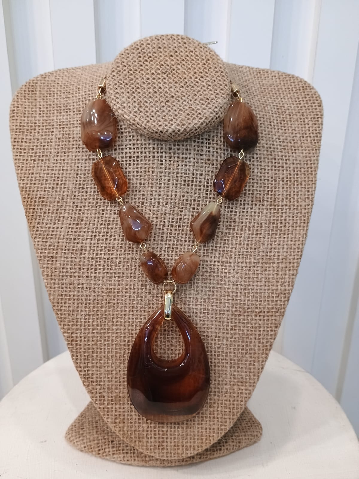 Colar caramelo queimado com peça