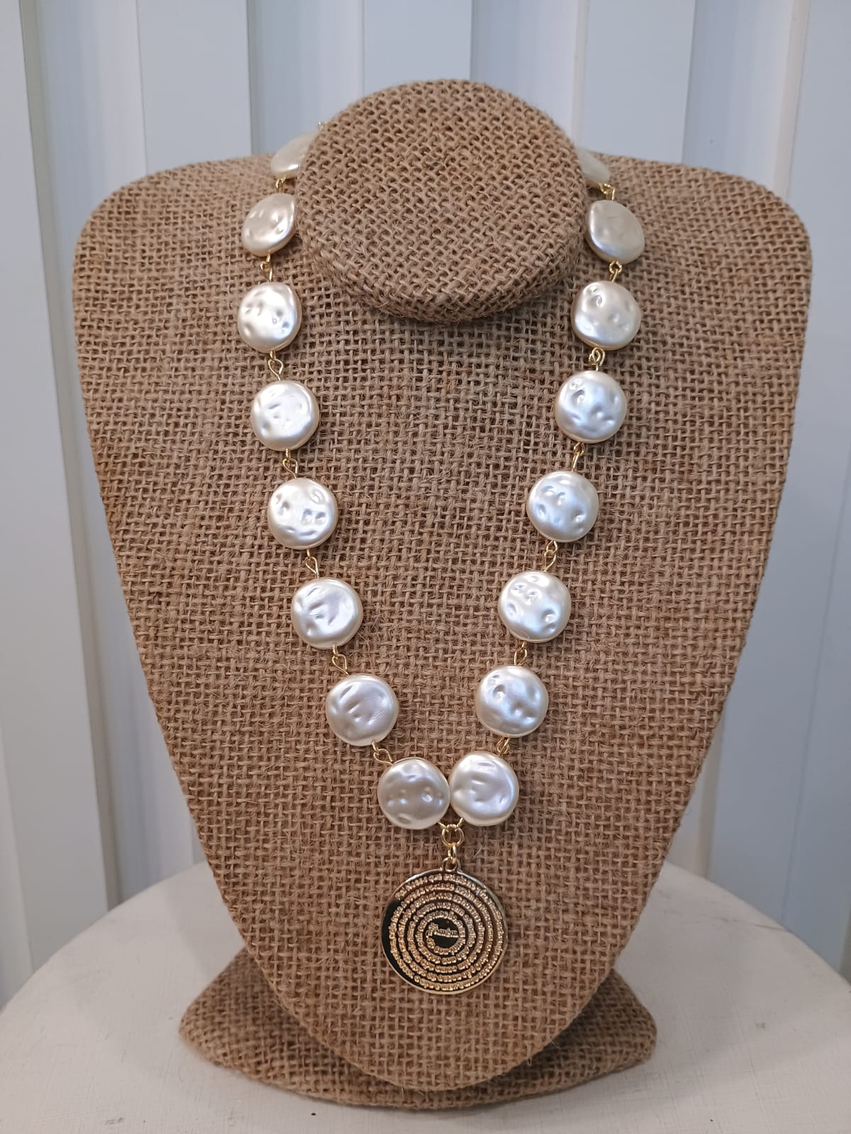 Colar de Pérolas com Medalhão