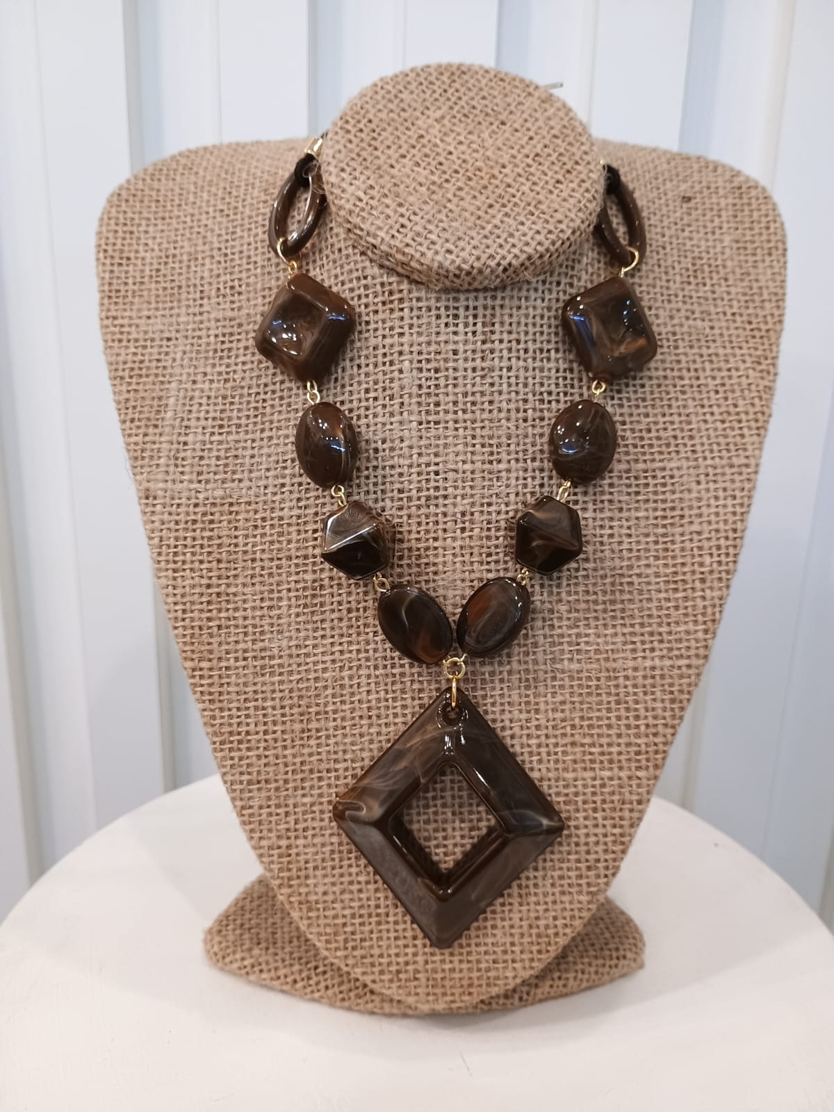 Colar marrom com losango