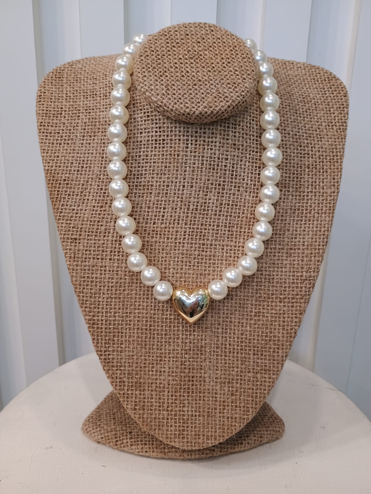 Colar de Pérolas com Pingente de Coração