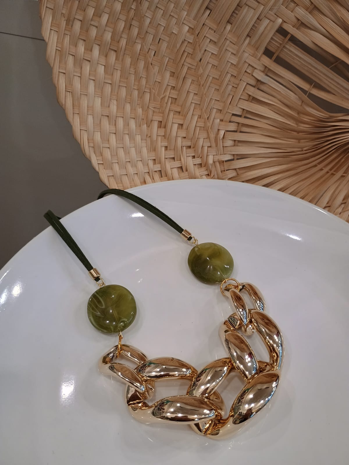 Colar de corrente dourada com detalhes verdes