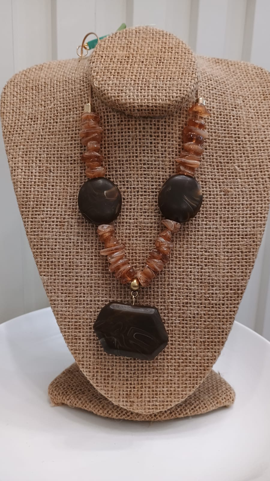 Colar cascalho caramelo com marrom