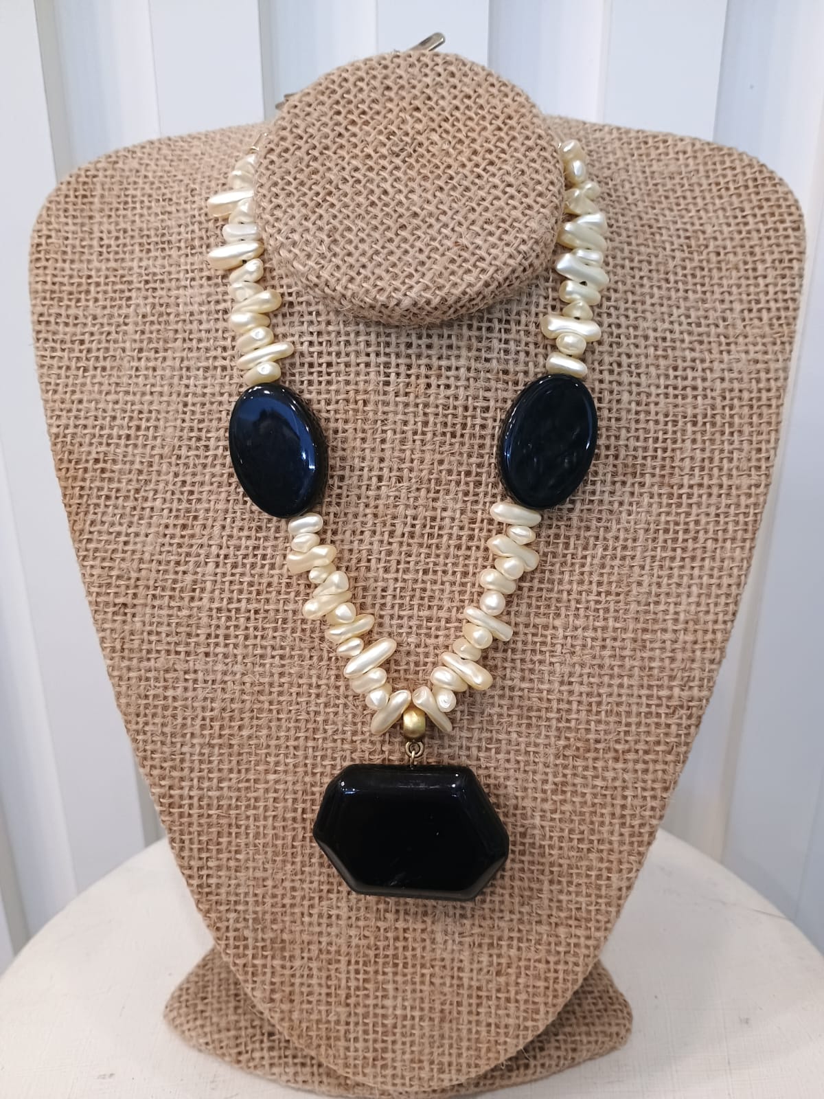 Colar de pérolas e pedras pretas