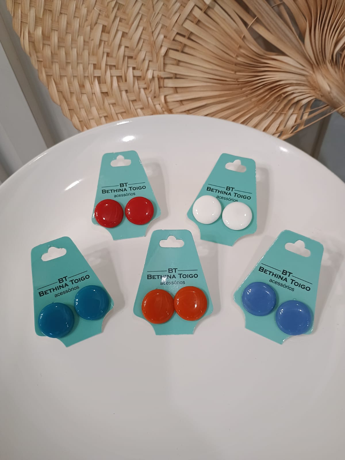 Brinco botão colorido