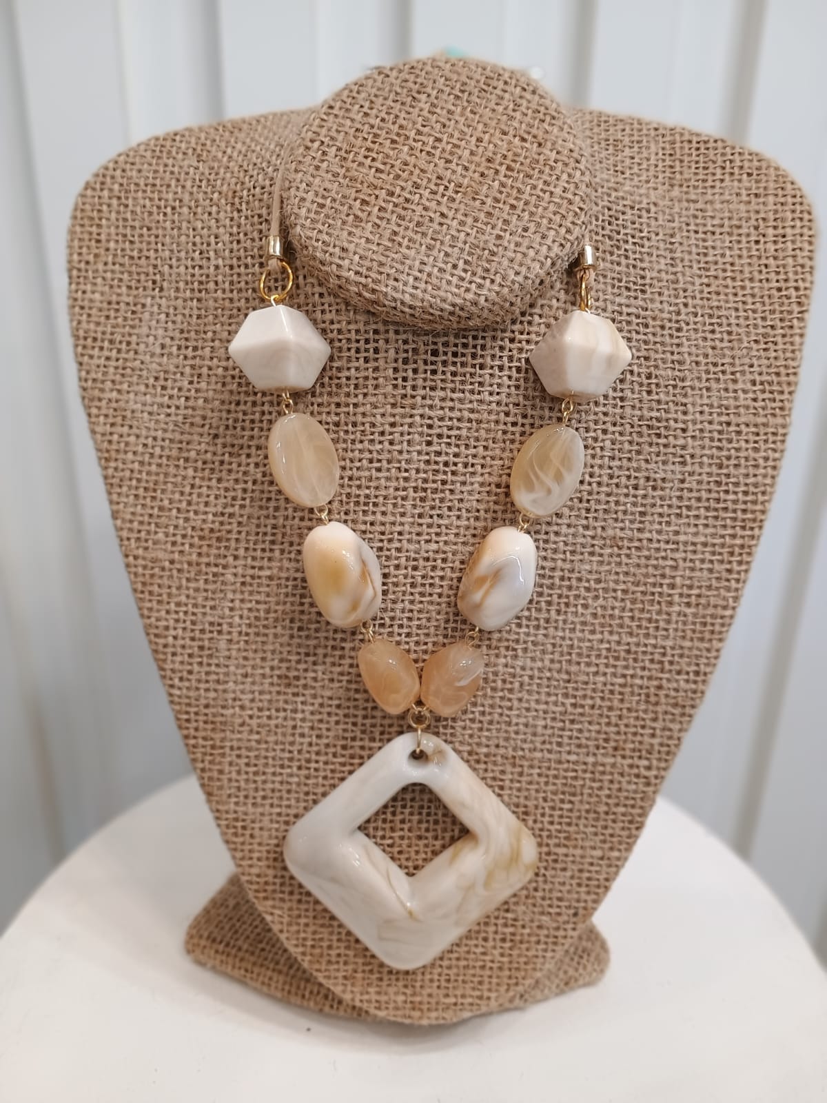 Colar bege com triângulo