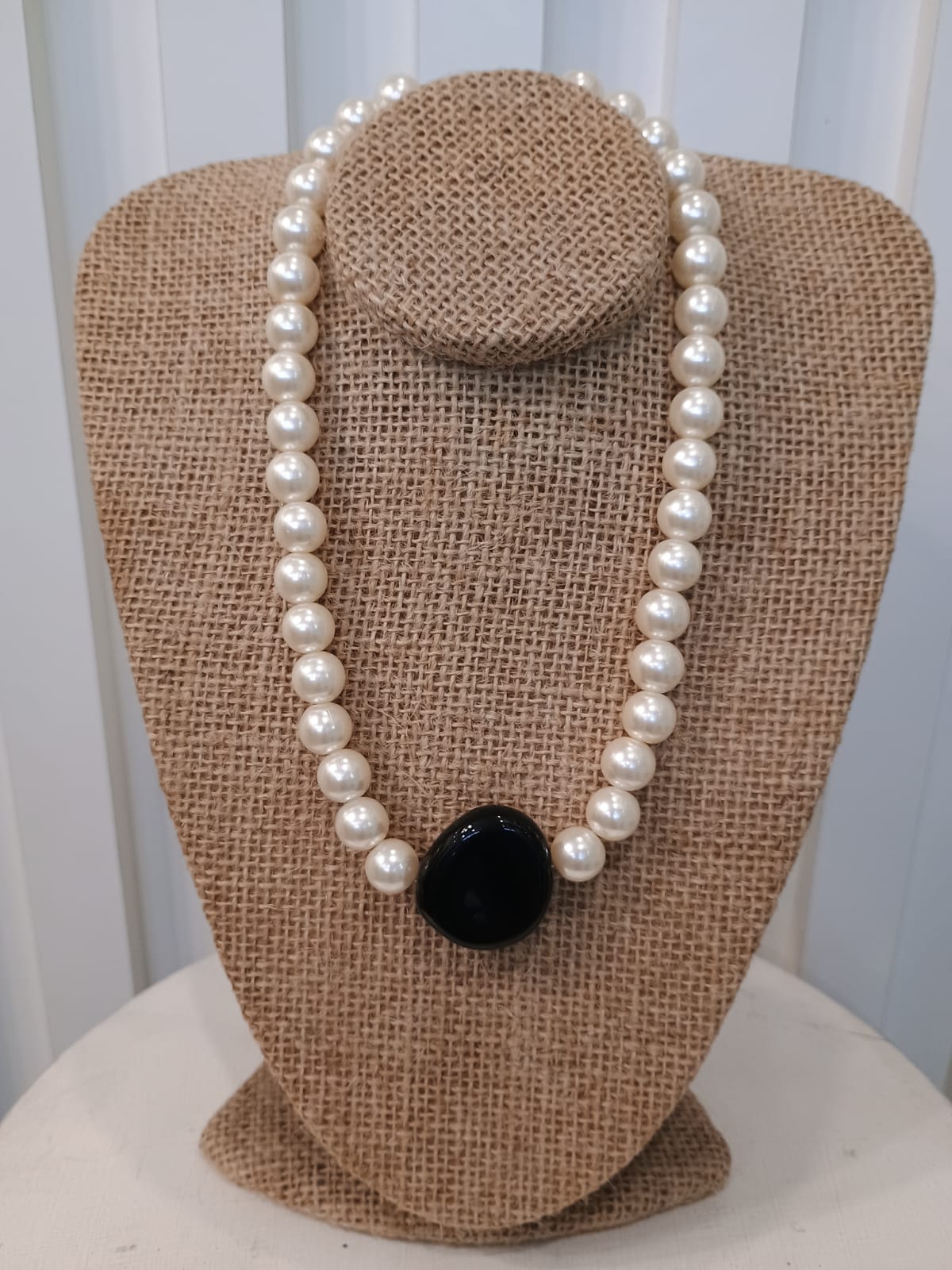 Colar de pérolas com pingente preto