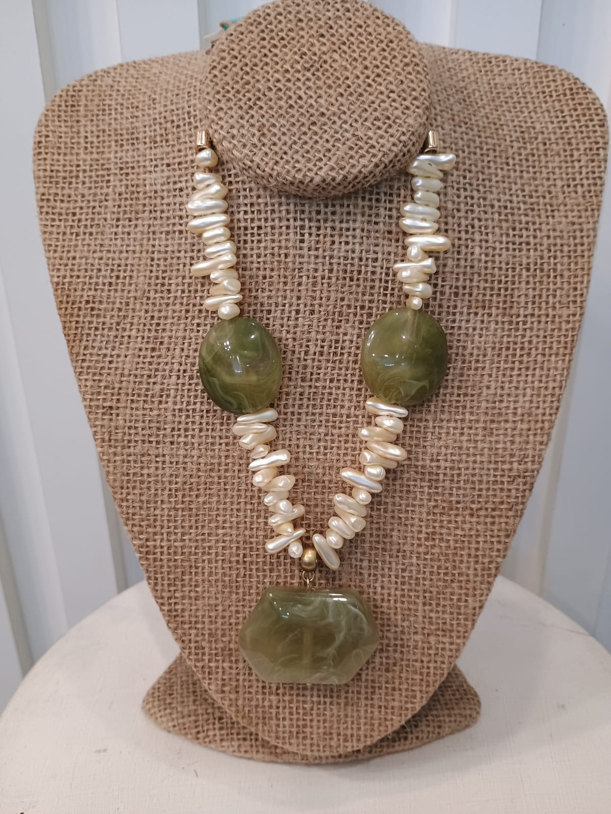 Colar cascalho pérola com verde