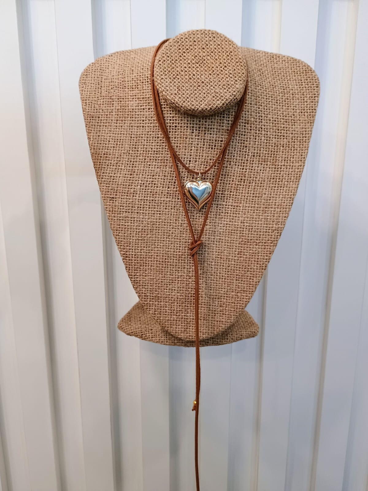 Colar de couro com pingente de coração