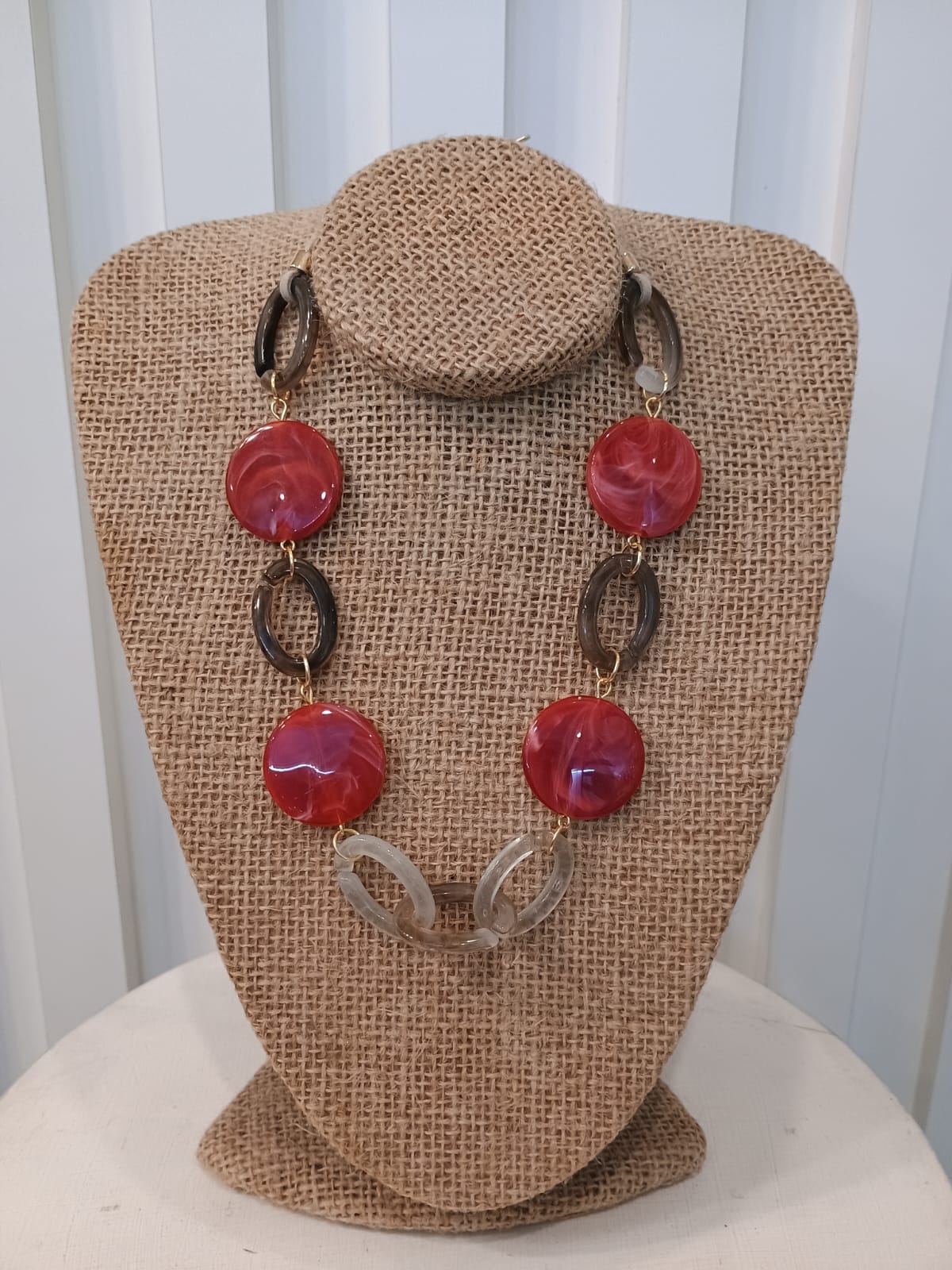 Colar cinza com vermelho