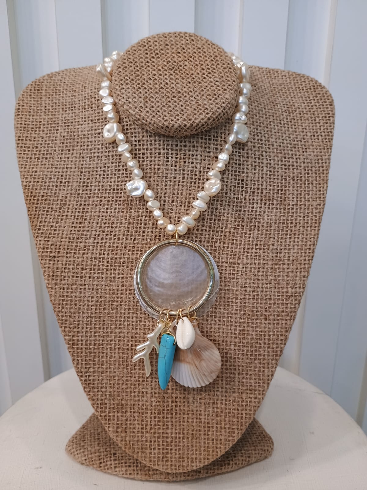 Colar madrepérola com pingentes de conchas e pérolas