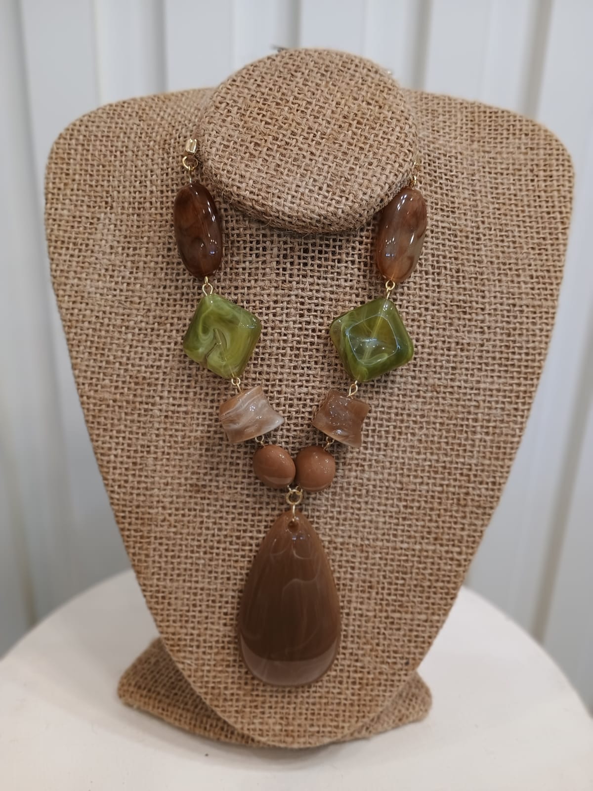 Colar capuccino com verde