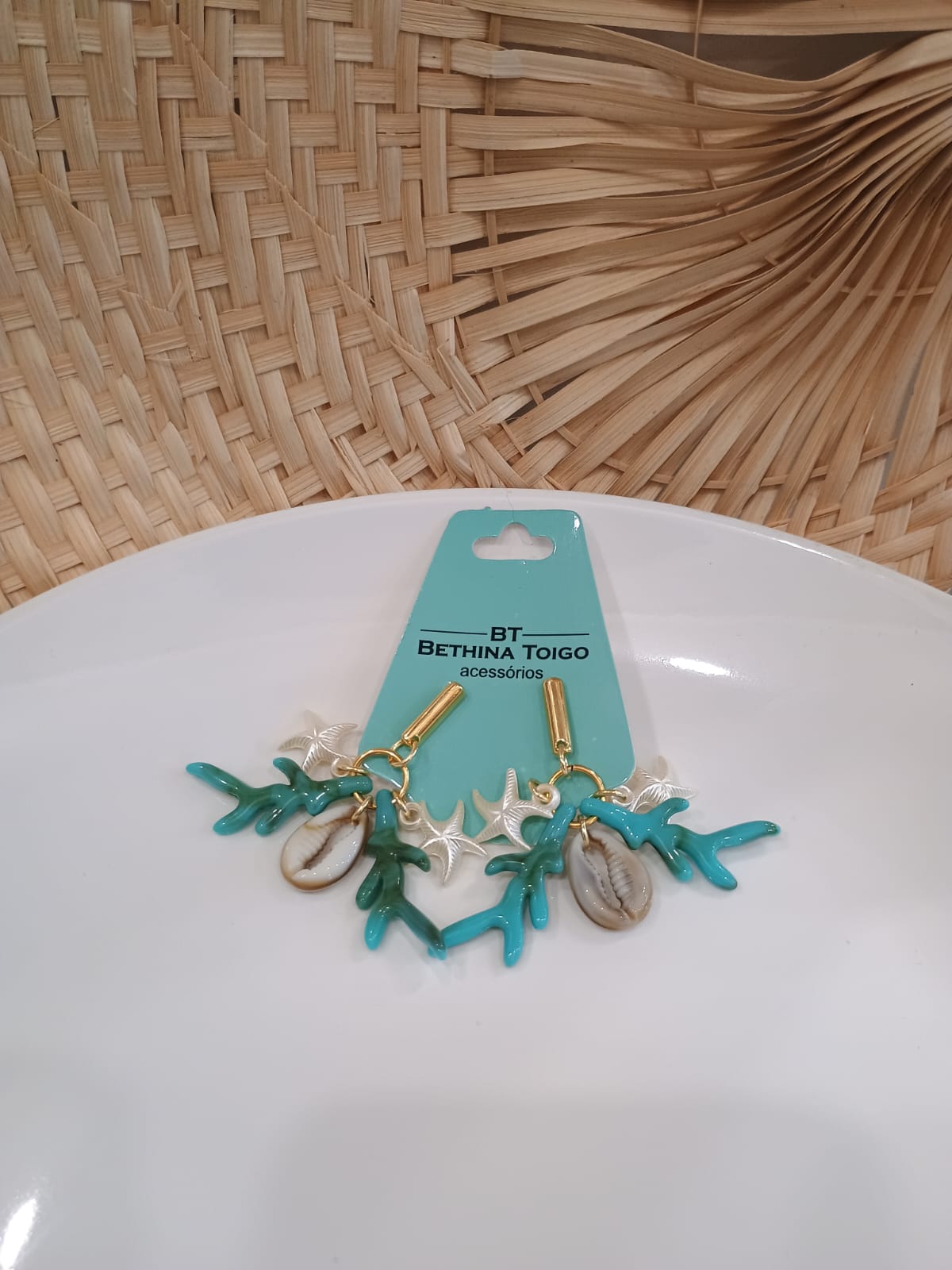 Brinco coral com conchas