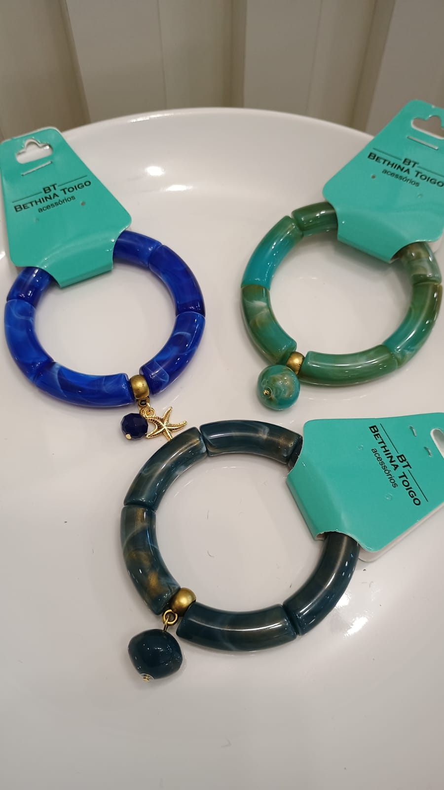 Pulseiras coloridas de acrílico