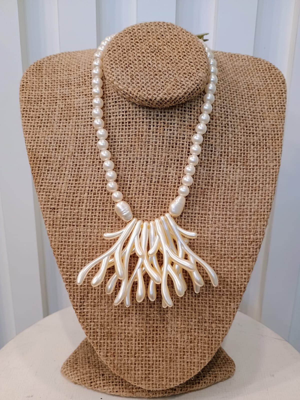 Colar de pérolas e coral