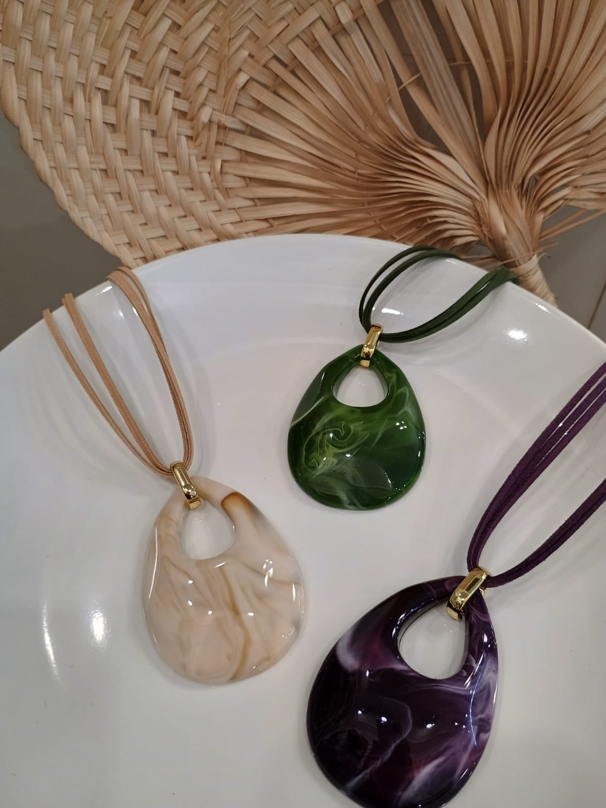 Colar gota de acrílico