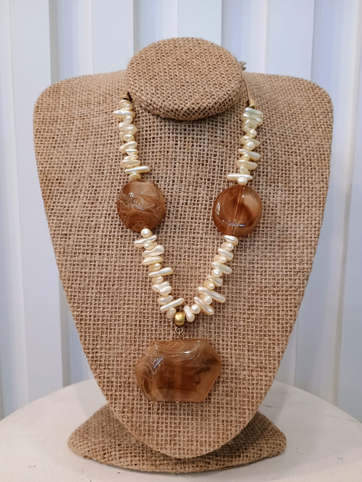 Colar cascalho pérola e caramelo