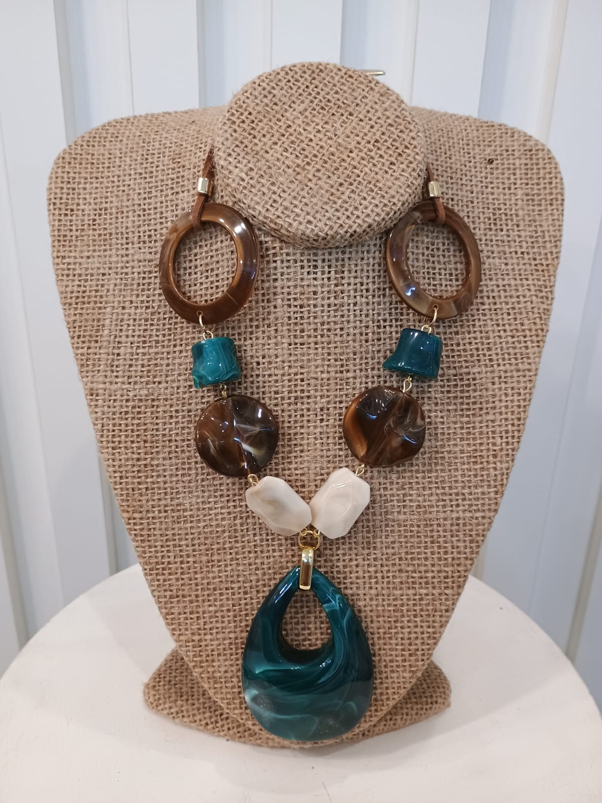 Colar marrom e petróleo com gota e argolas