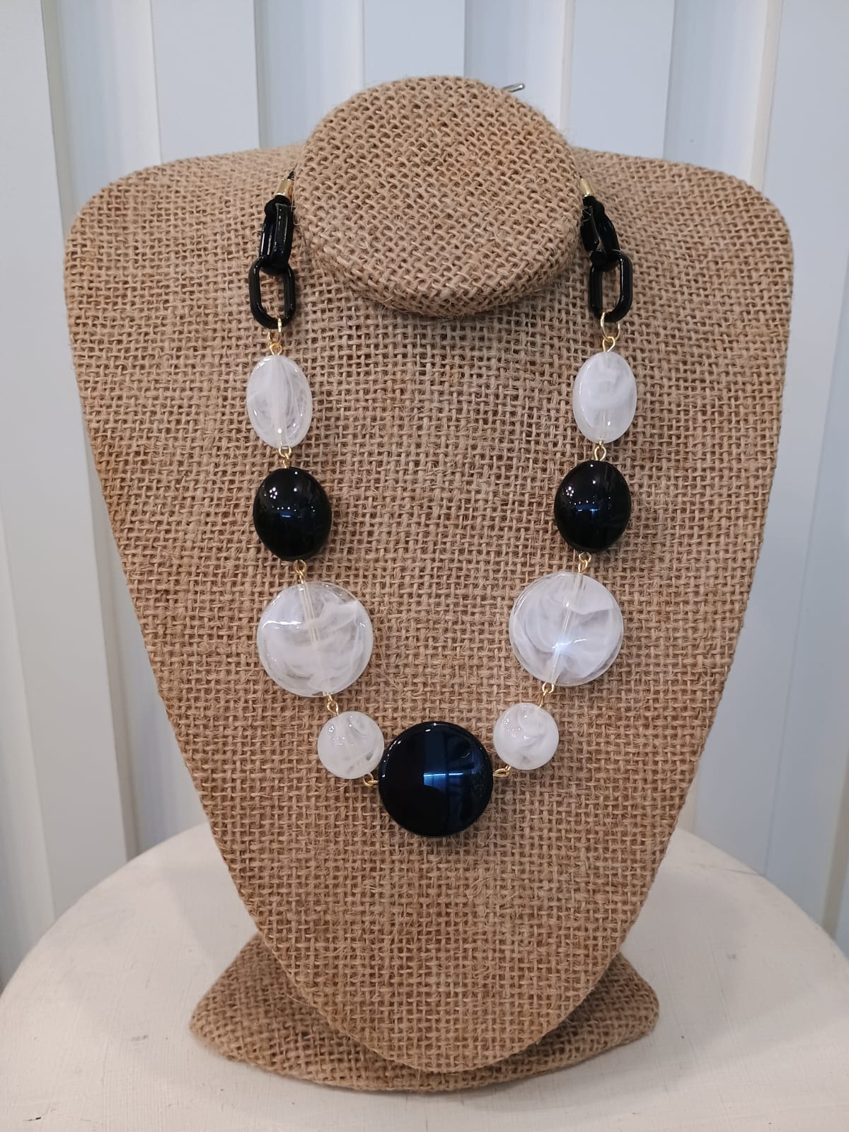 Colar de pedras preto e branco