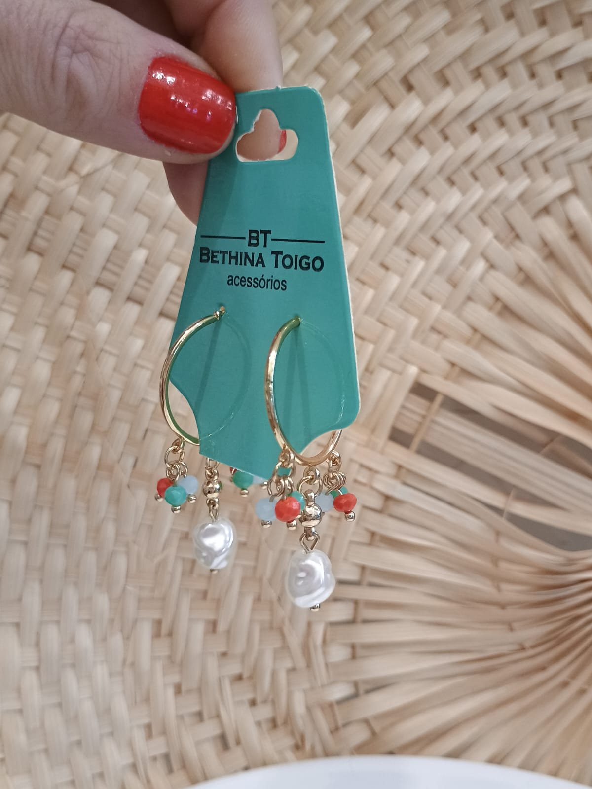 Brinco argola dourada e cristais