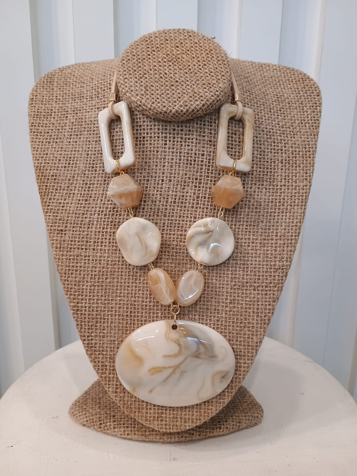 Colar bege com peça