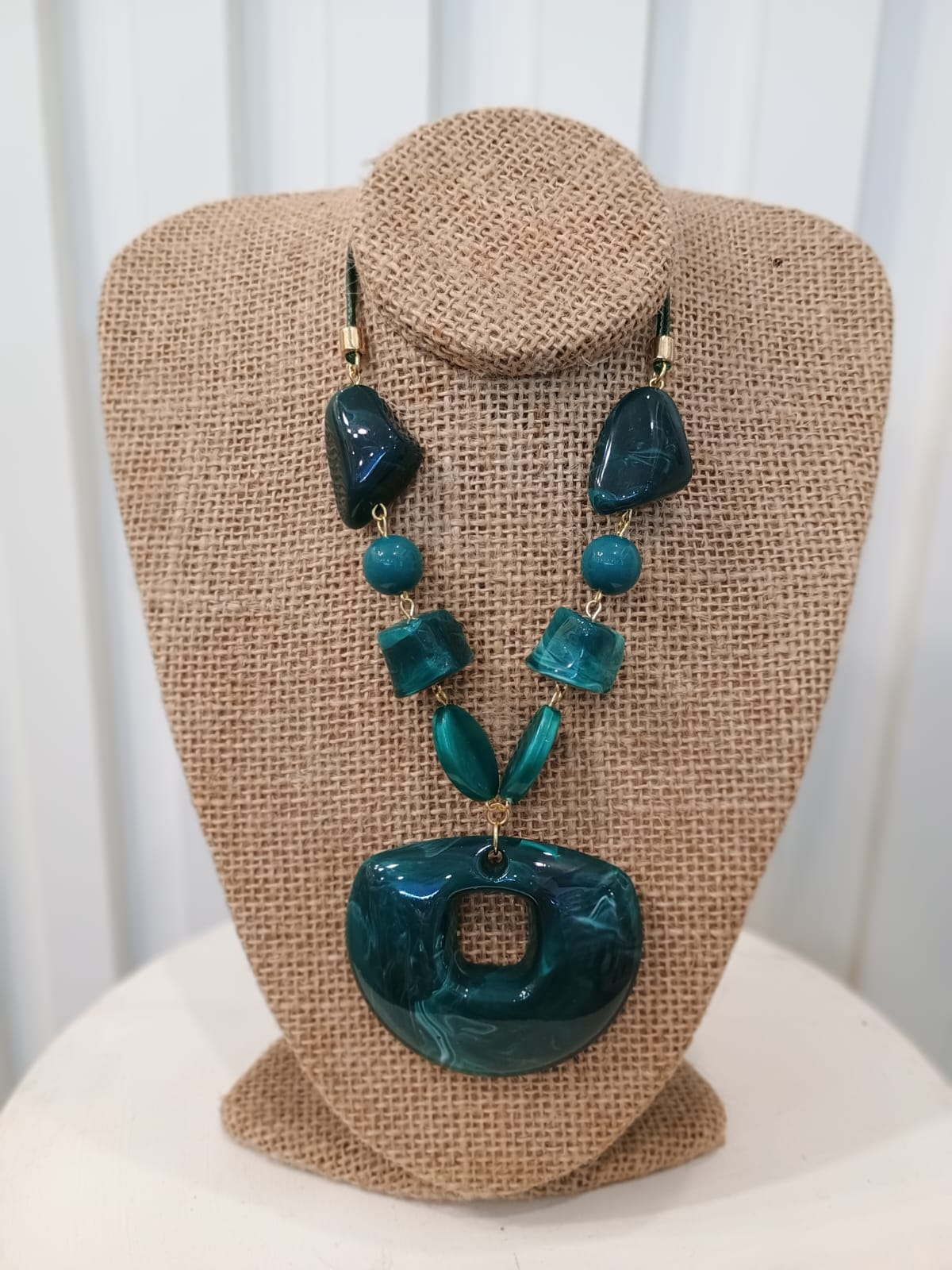 Colar petróleo com peça