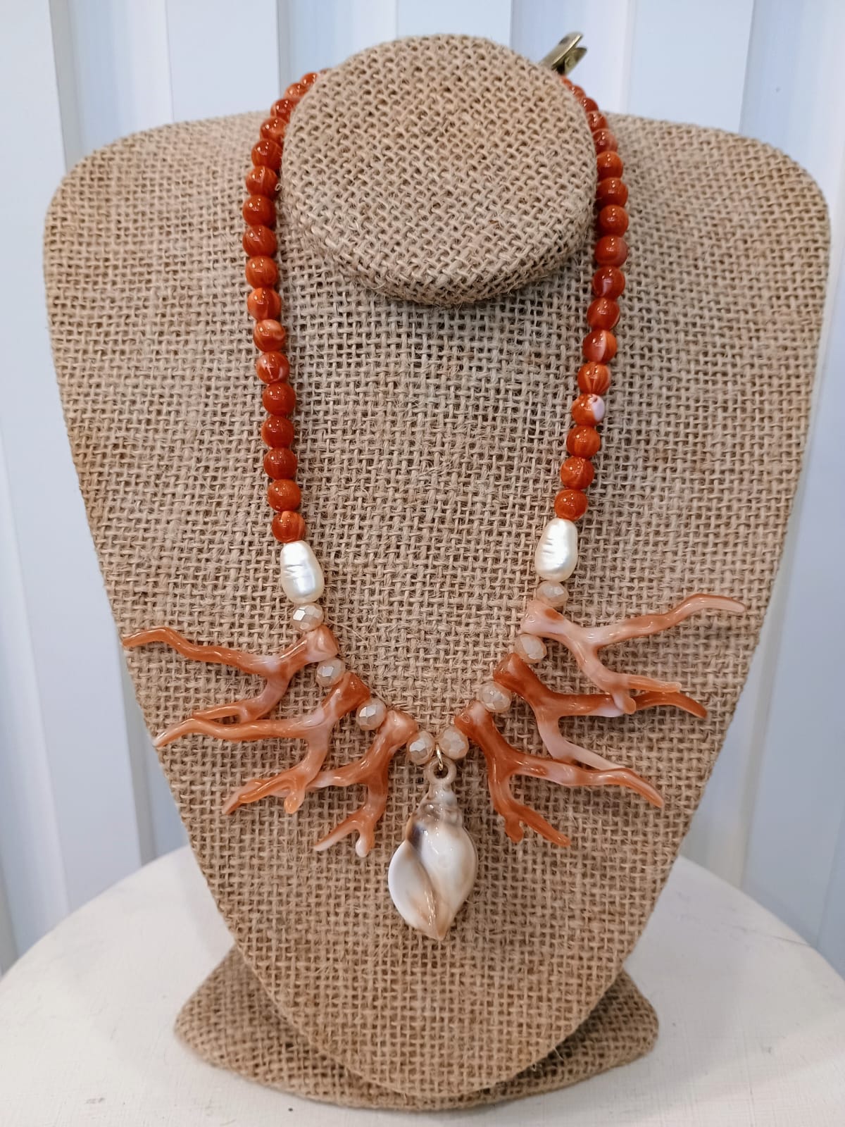 Colar coral e concha telha
