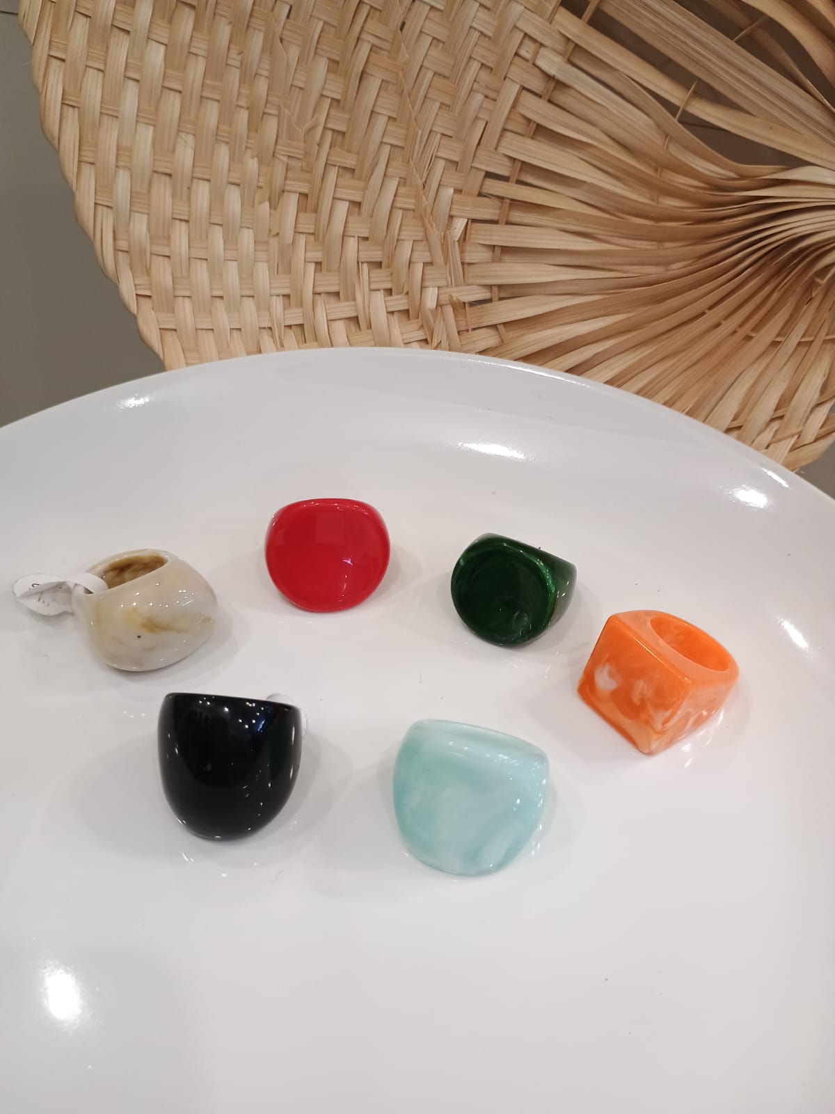 Anéis acrílicos coloridos