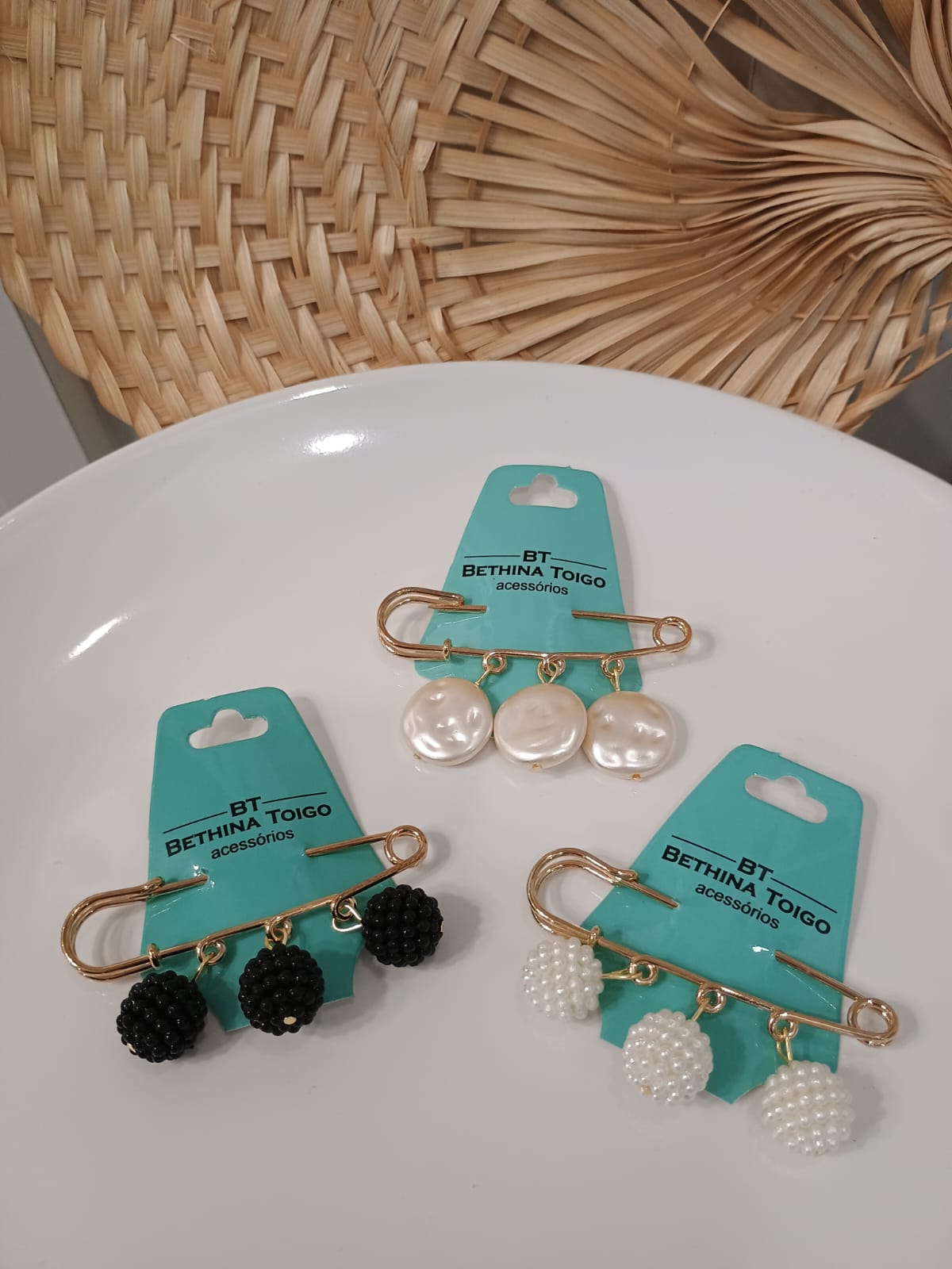 Broche com pingentes