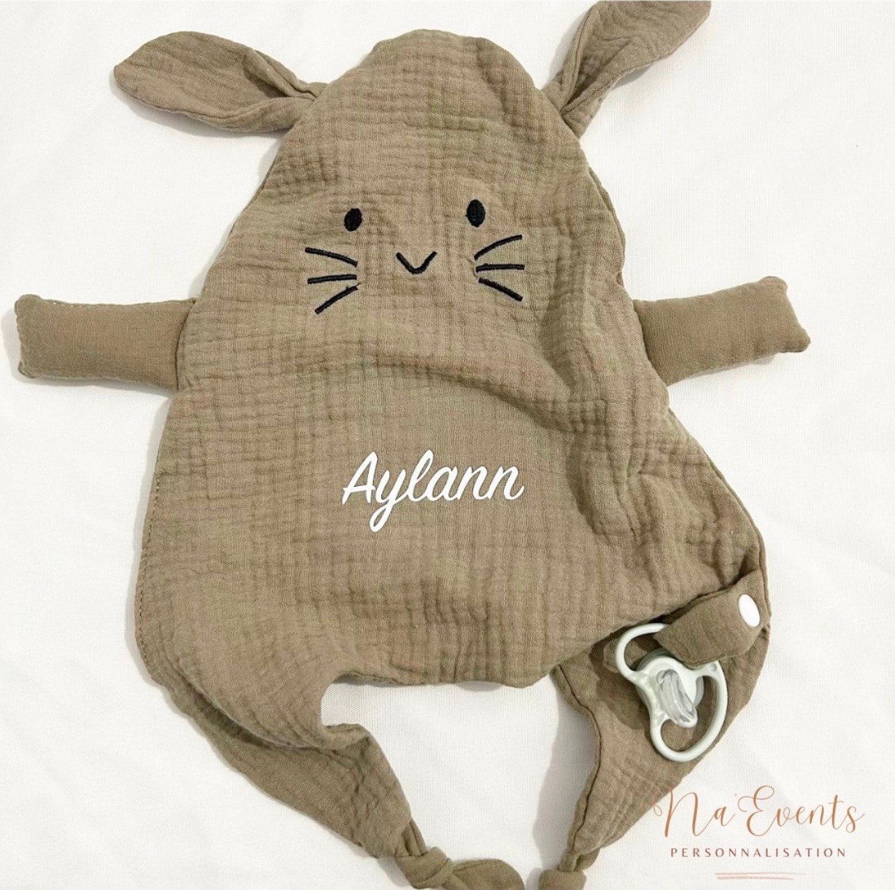 Doudou avec accroche tétine