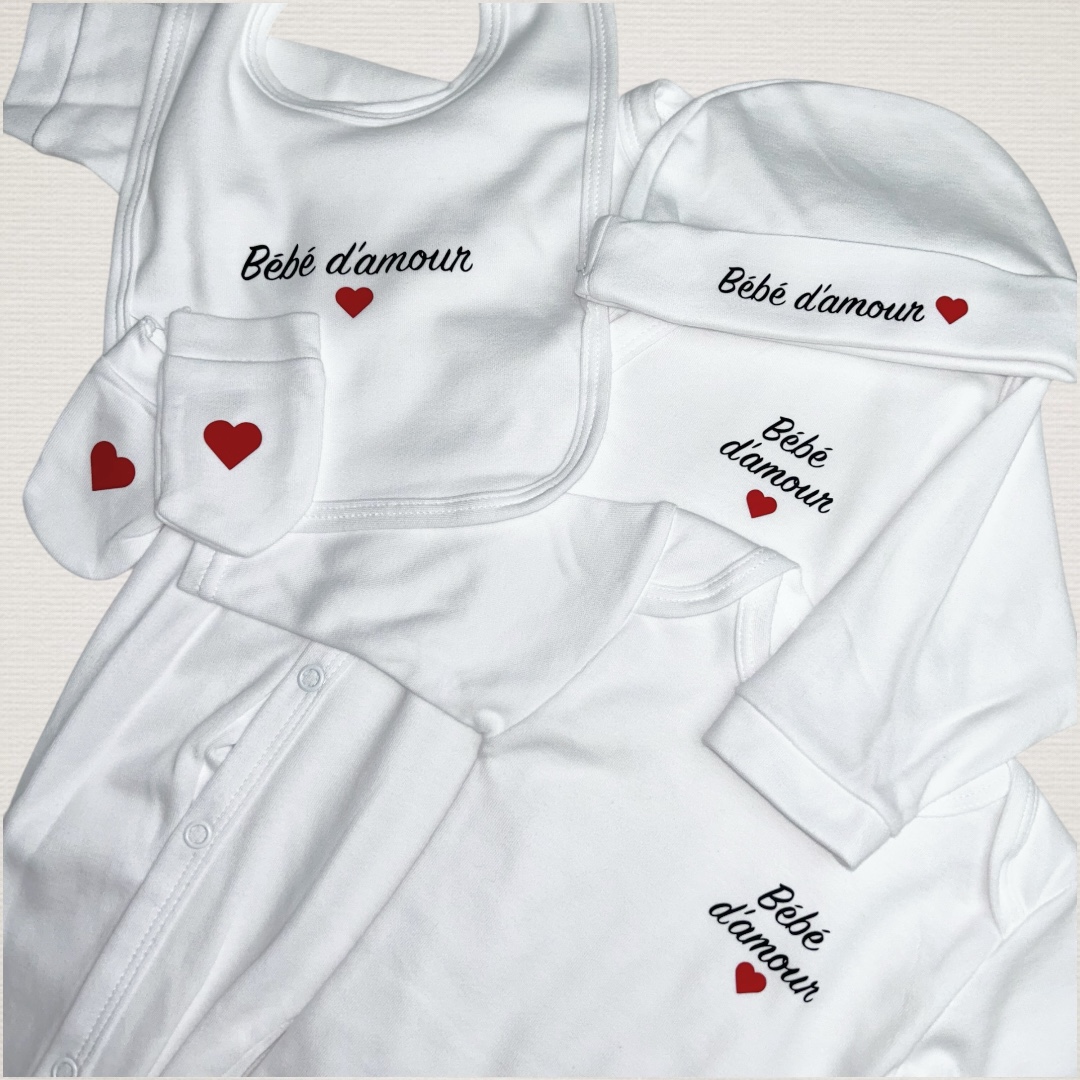 Ensemble coton blanc avec coeurs rouges