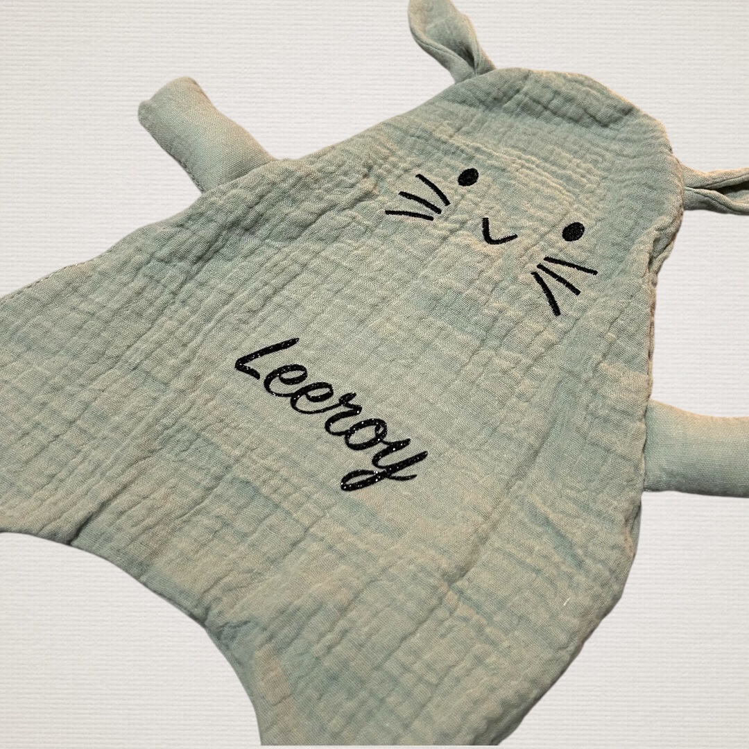 Doudou avec accroche tétine