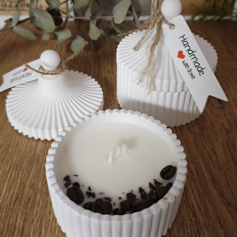 Duftkerze in geriffelter Dose mit Deckel