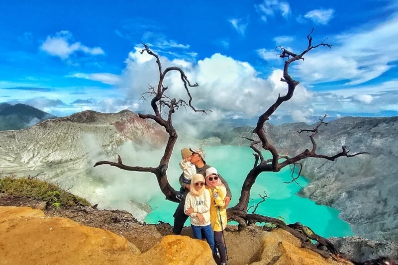 4D Extraordinary Exploration: The Beauty of Bromo Sunrise, Tumpaksewu Waterfall, and Ij Ijen Blue Fire Phenomenon