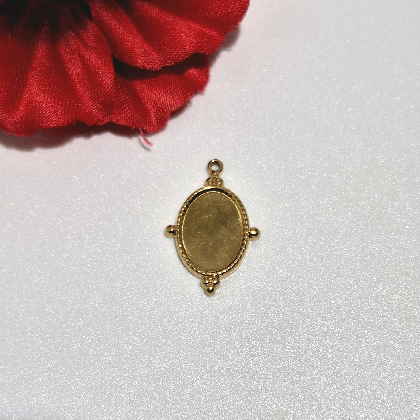 Pendentifs doré 'HOMMAGE'