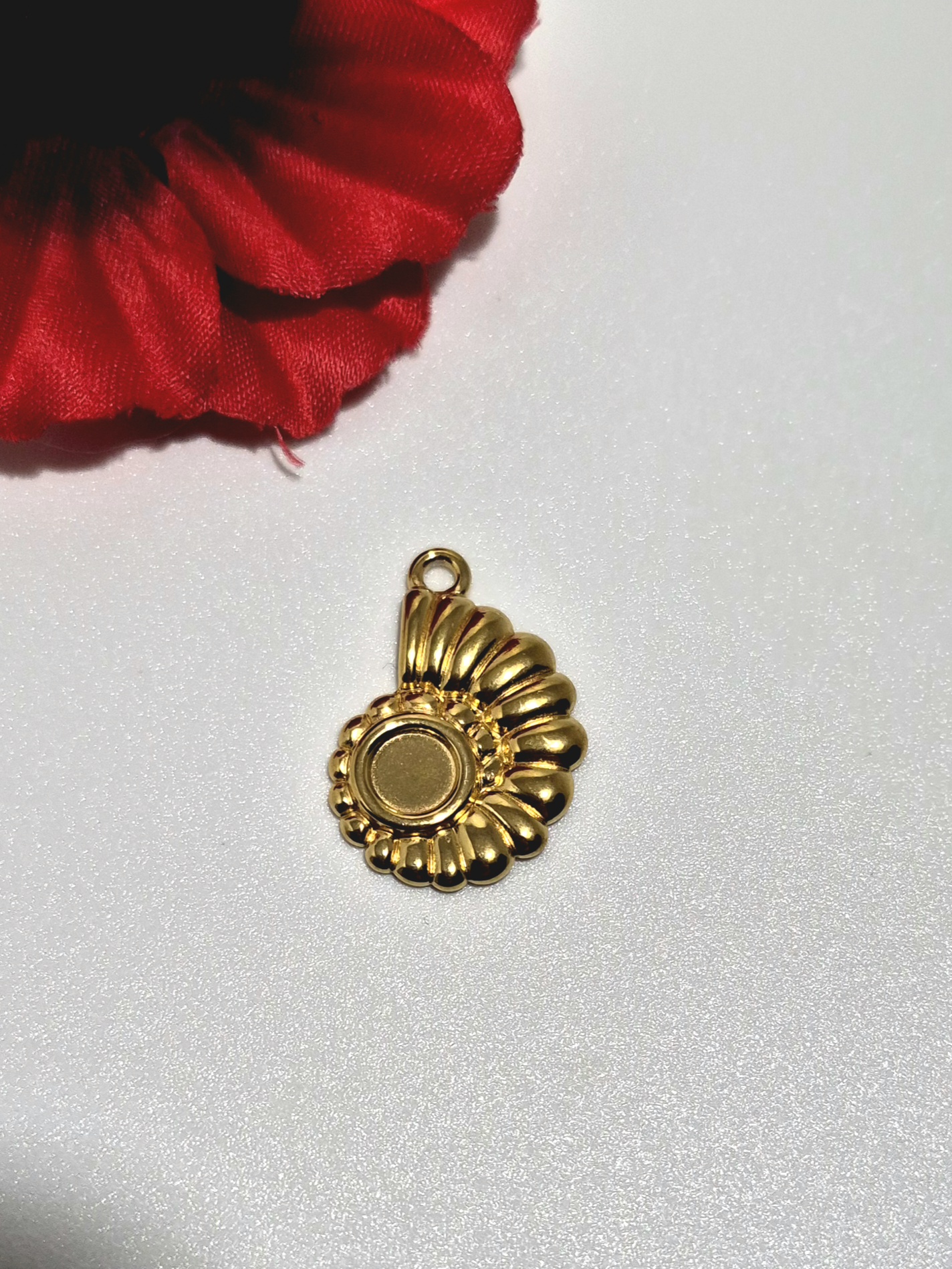 Pendentifs doré 'HOMMAGE'