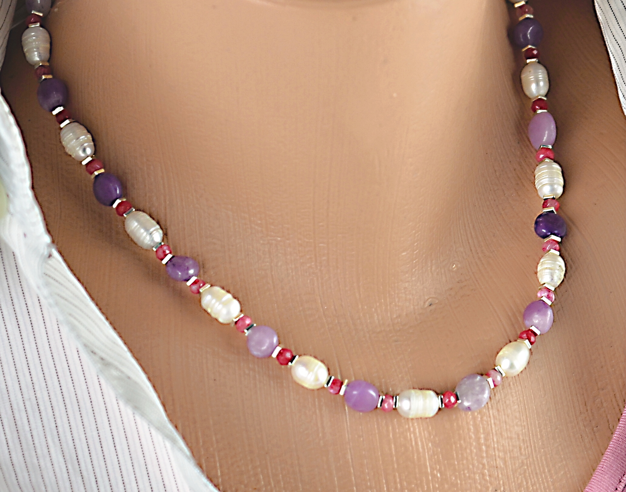 Biżuteria z kamieni naturalnych naszyjnik z sugilitem, jadeitem i perłą nr 352