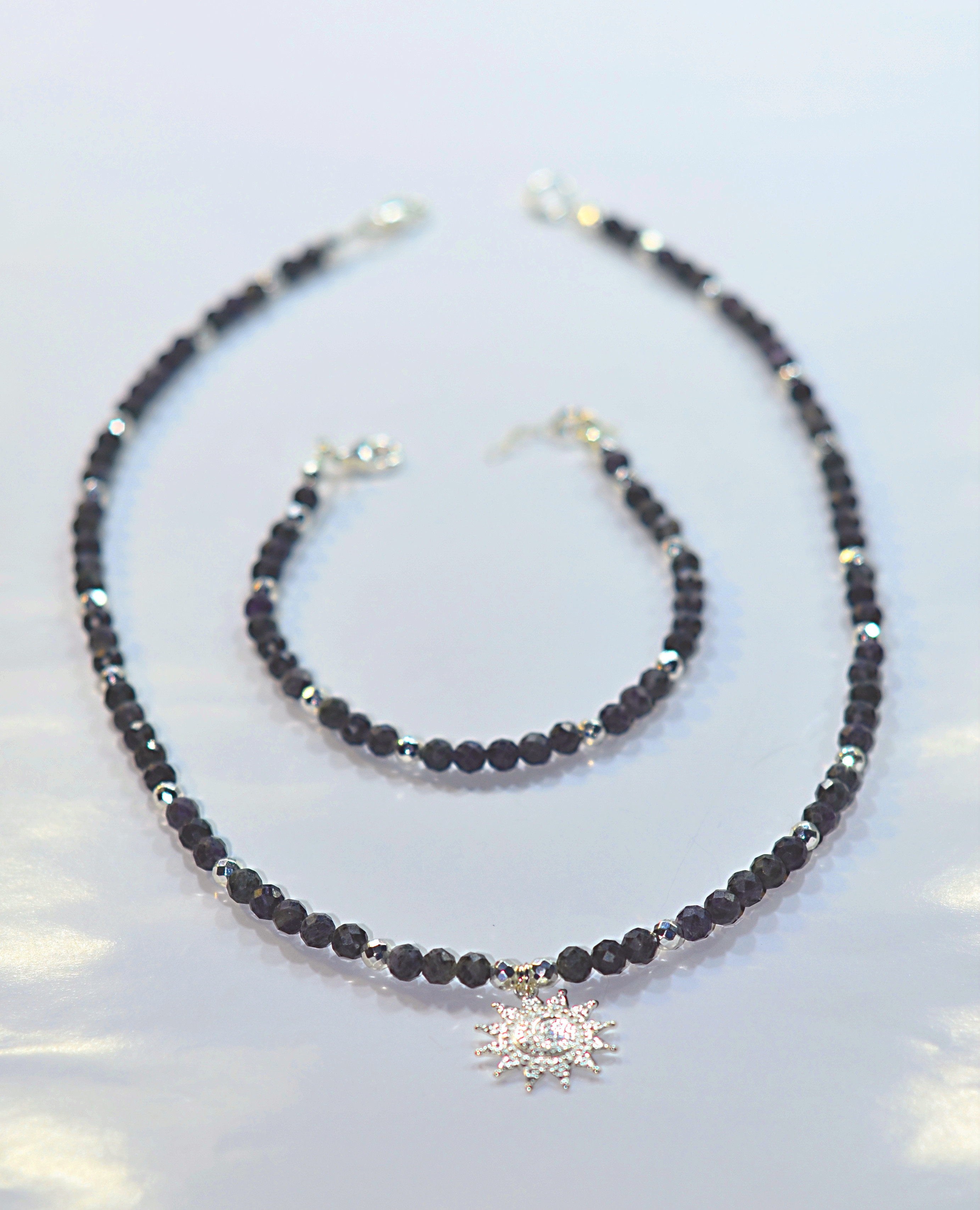 Biżuteria z kamieni naturalnych. Naszyjnik oraz bransoletka z Czaroitem, numer kat.213