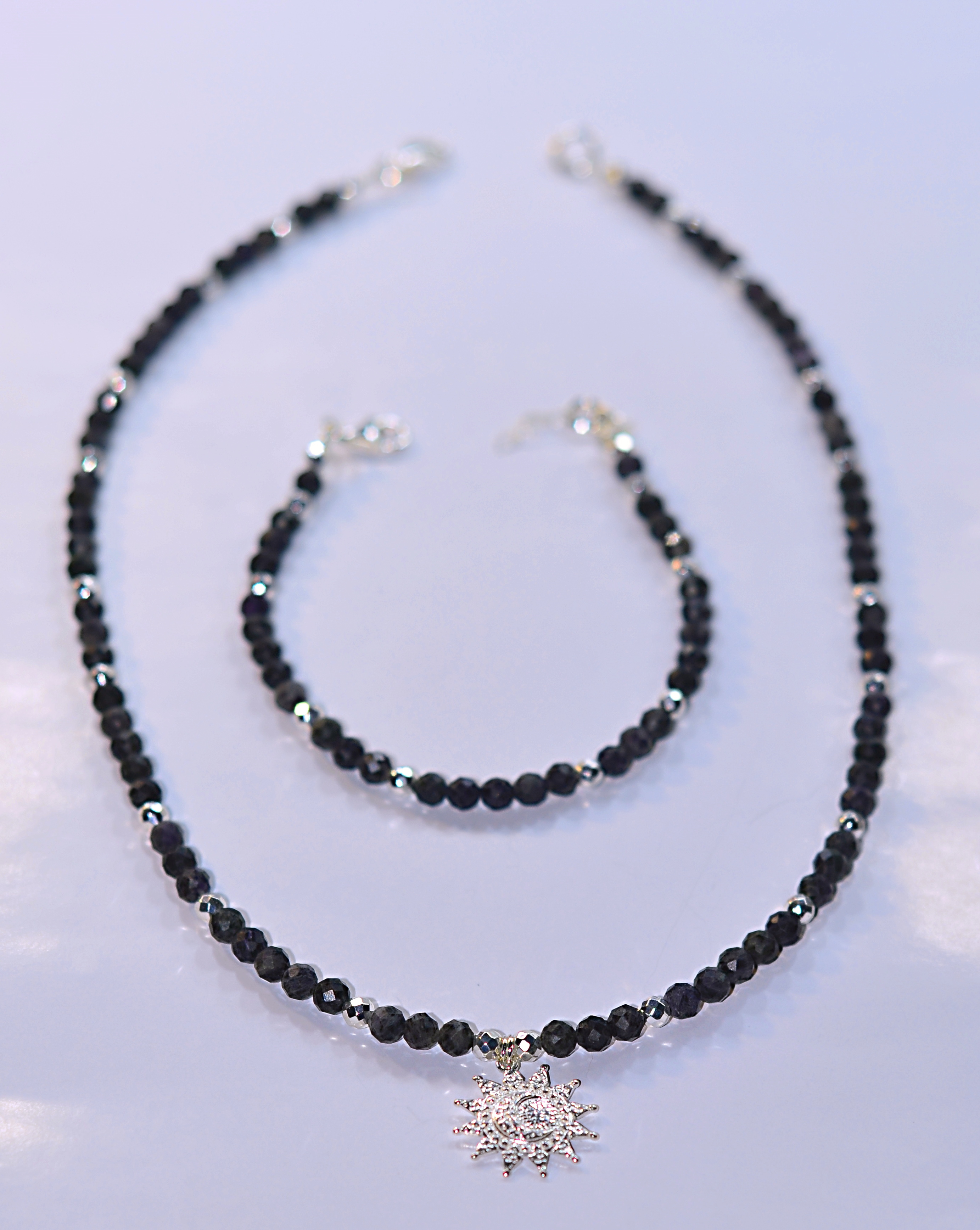 Biżuteria z kamieni naturalnych. Naszyjnik oraz bransoletka z Czaroitem, numer kat.213