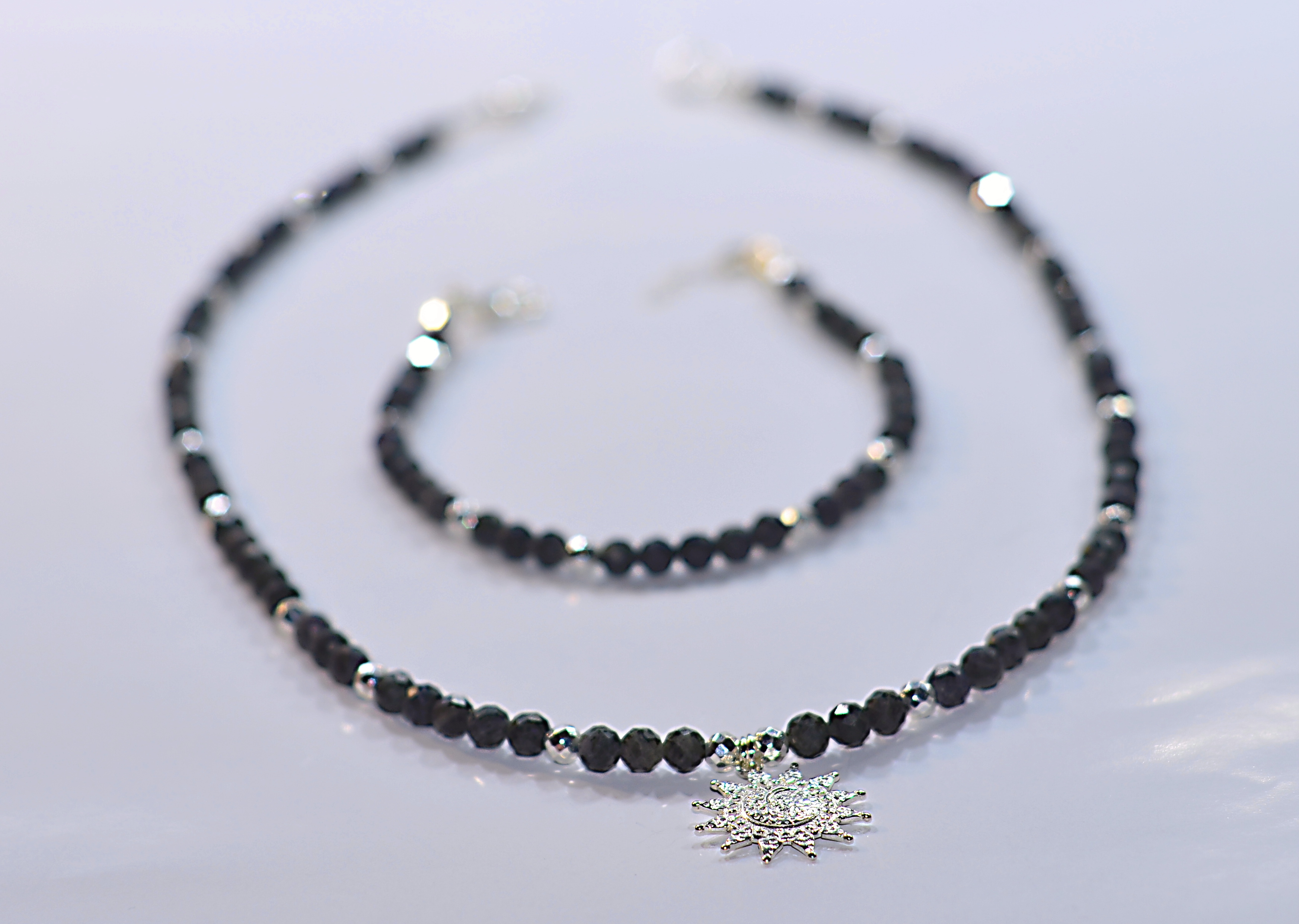 Biżuteria z kamieni naturalnych. Naszyjnik oraz bransoletka z Czaroitem, numer kat.213