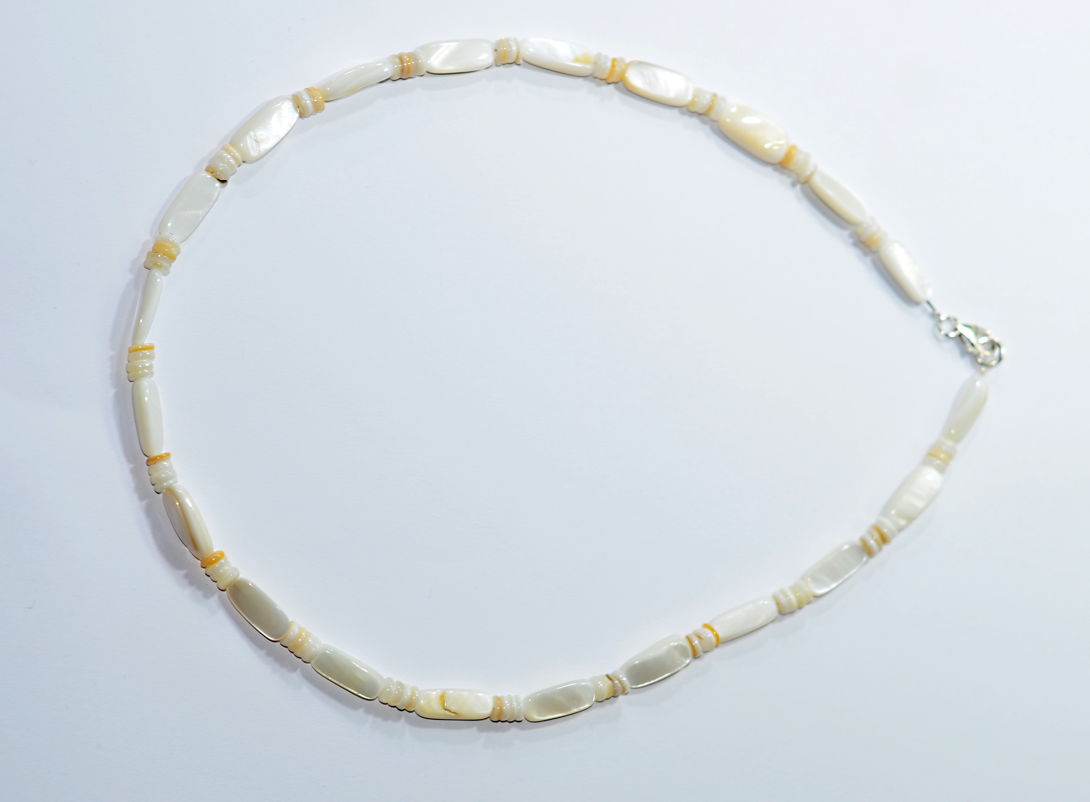 Biżuteria z kamienia naturalnego - naszyjnik oraz bransoletka z masą perłową, nr kat. 335