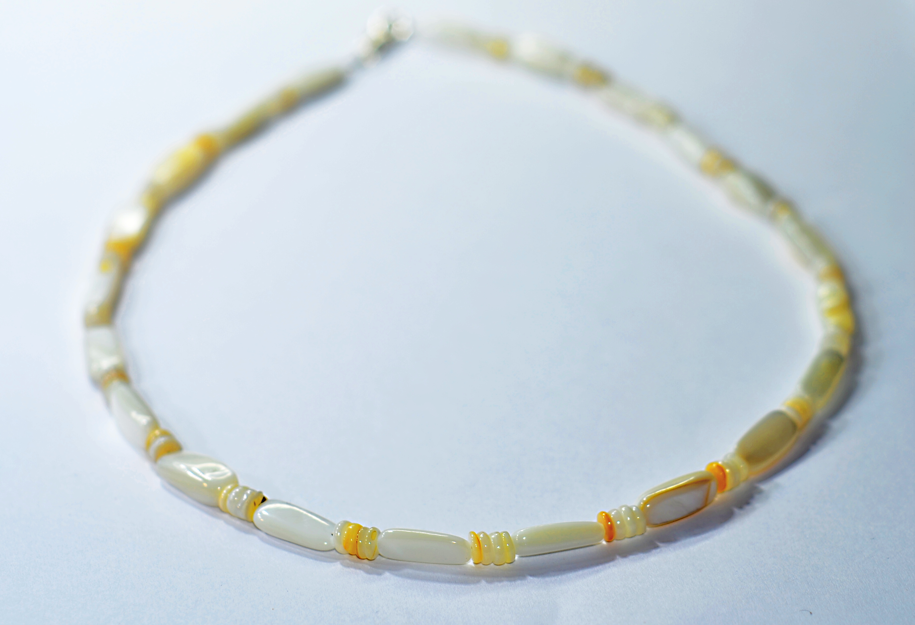 Biżuteria z kamienia naturalnego - naszyjnik oraz bransoletka z masą perłową, nr kat. 335