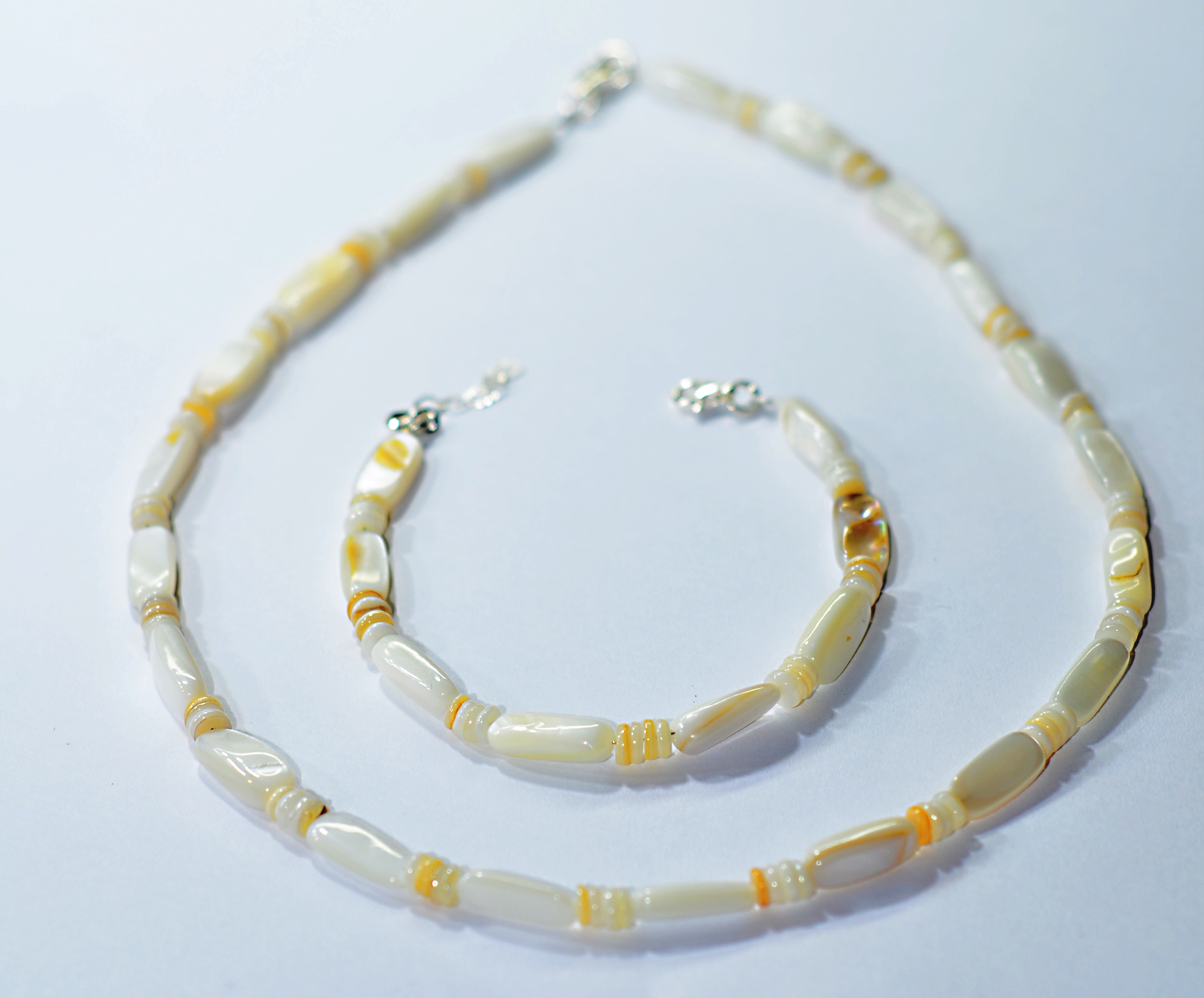 Naszyjnik oraz bransoletka z masą perłową, nr kat. 335 i 335a