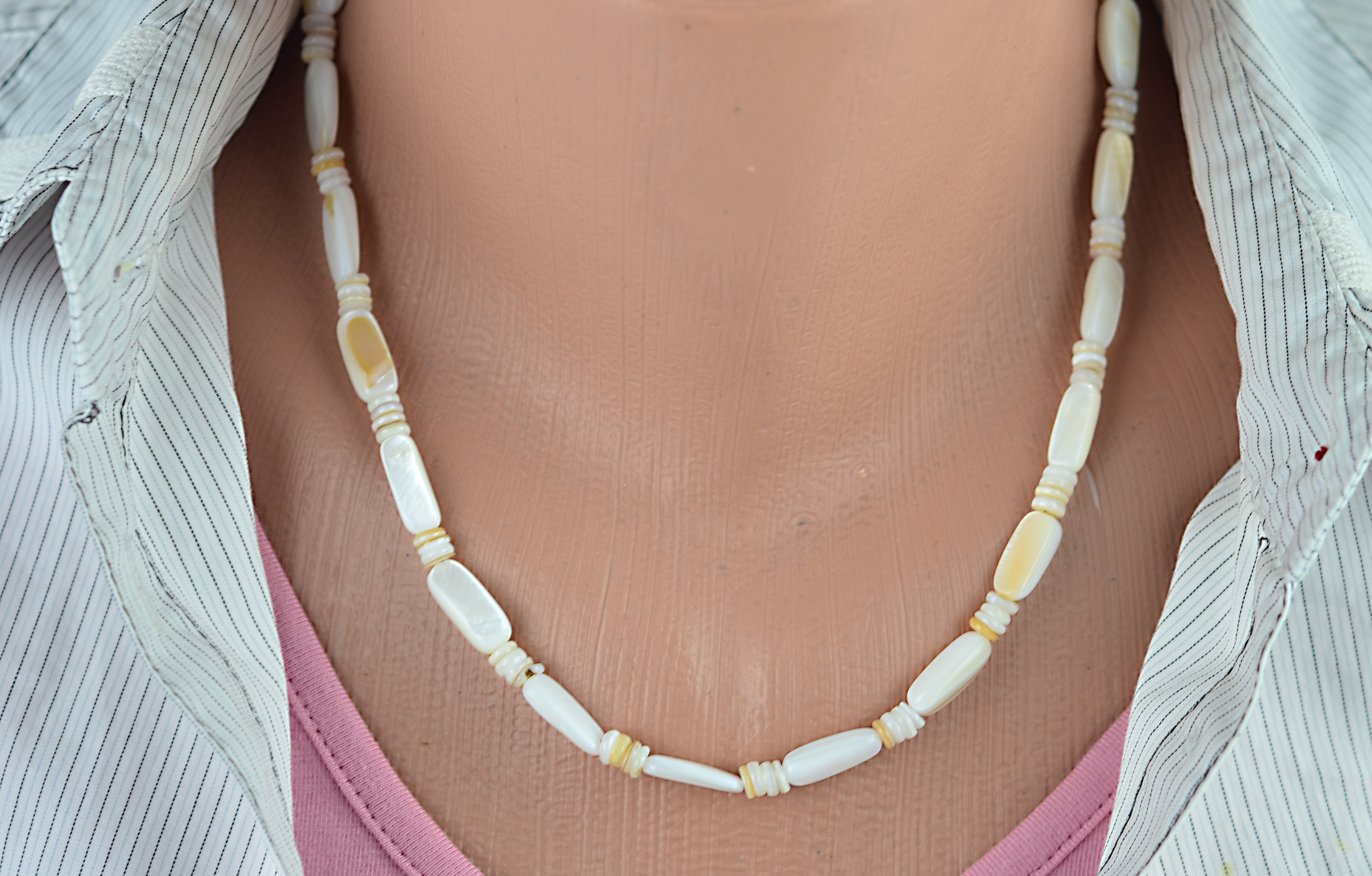 Biżuteria z kamienia naturalnego - naszyjnik oraz bransoletka z masą perłową, nr kat. 335