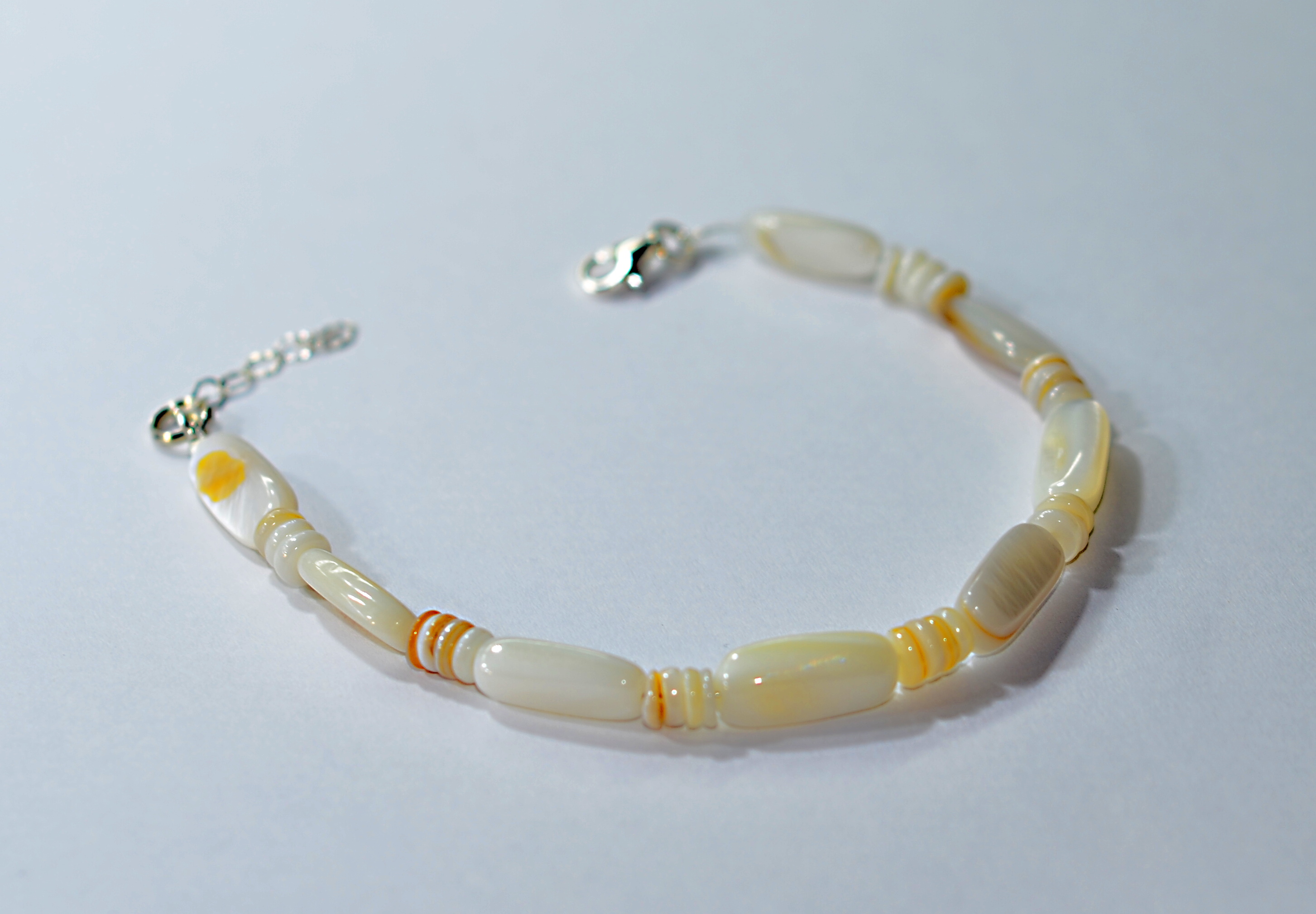 Naszyjnik oraz bransoletka z masą perłową, nr kat. 335 i 335a