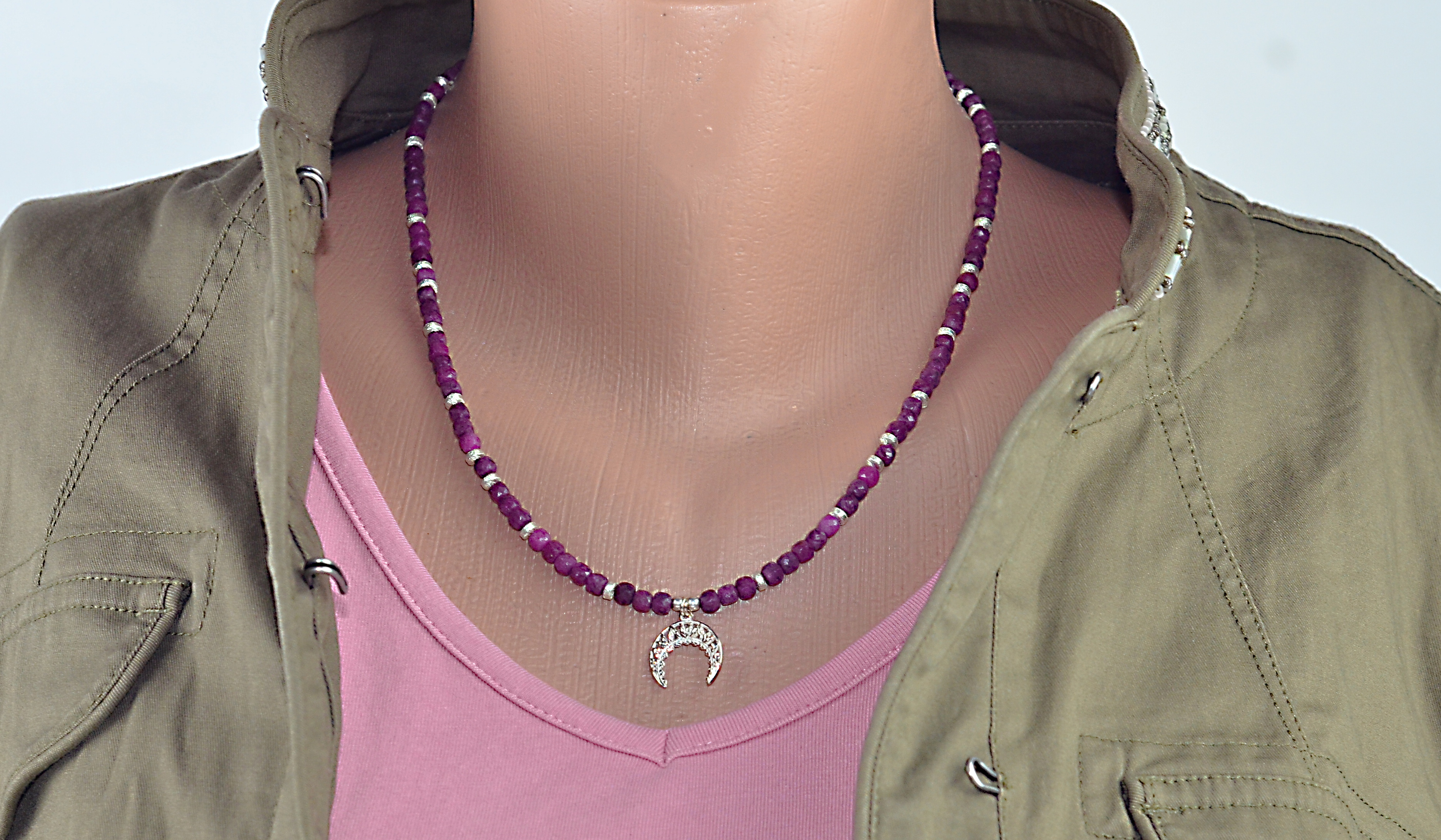 Biżuteria z kamieni naturalnych - Naszyjnik i bransoletka z rubinem oraz srebrną zawieszką - róg obfitości, nr kat. 324 