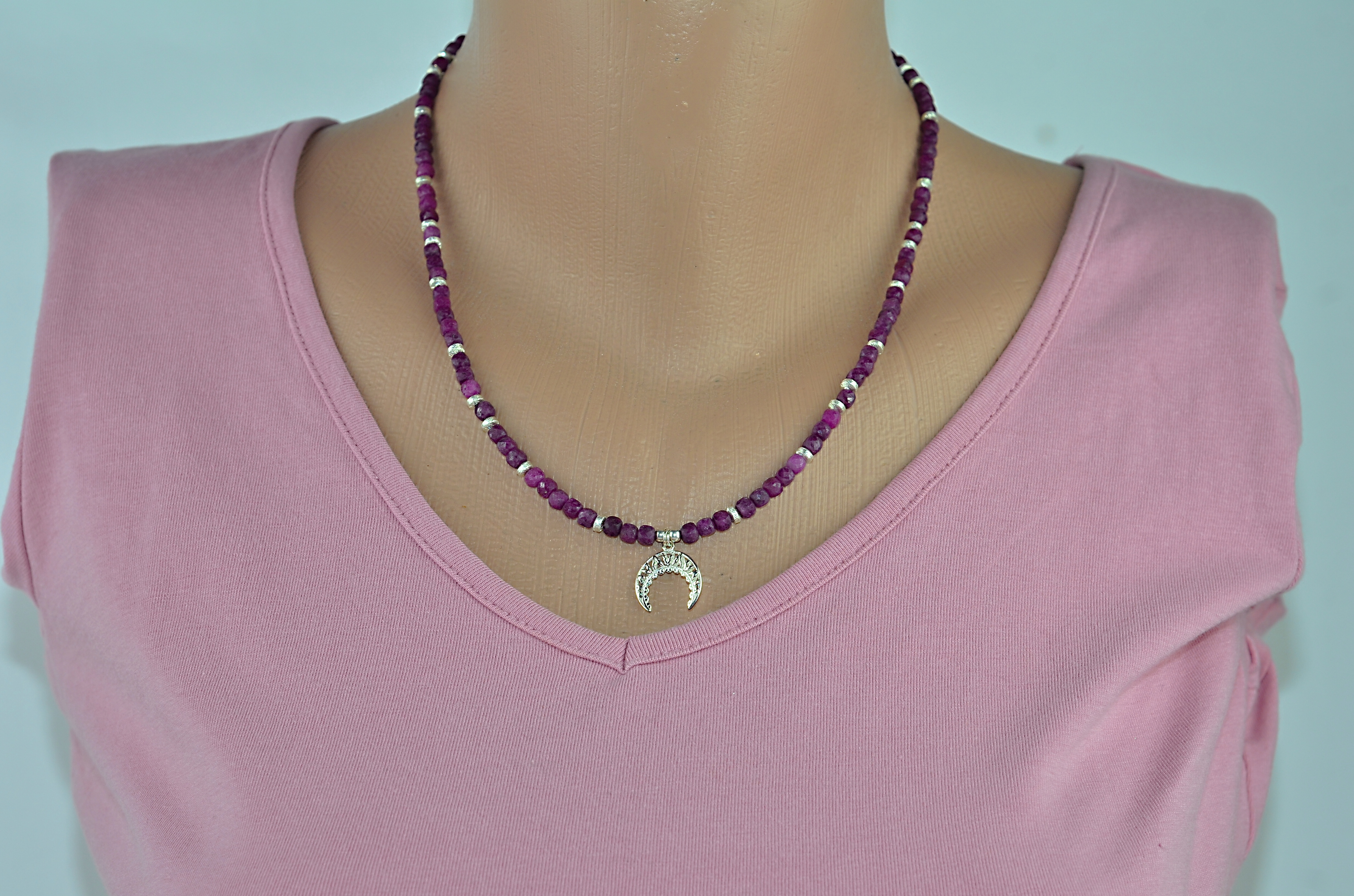 Biżuteria z kamieni naturalnych - Naszyjnik i bransoletka z rubinem oraz srebrną zawieszką - róg obfitości, nr kat. 324 