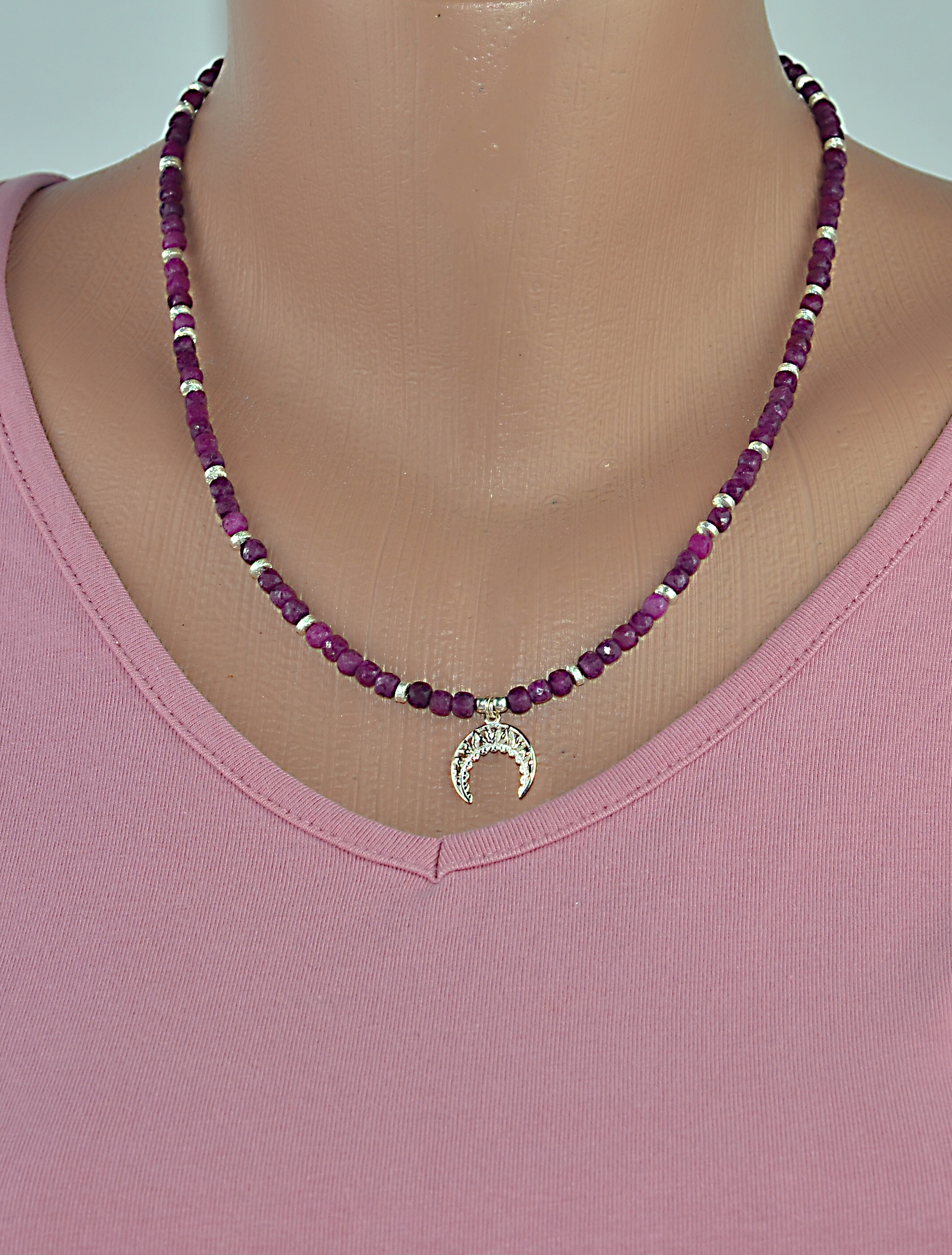 Biżuteria z kamieni naturalnych - Naszyjnik i bransoletka z rubinem oraz srebrną zawieszką - róg obfitości, nr kat. 324 