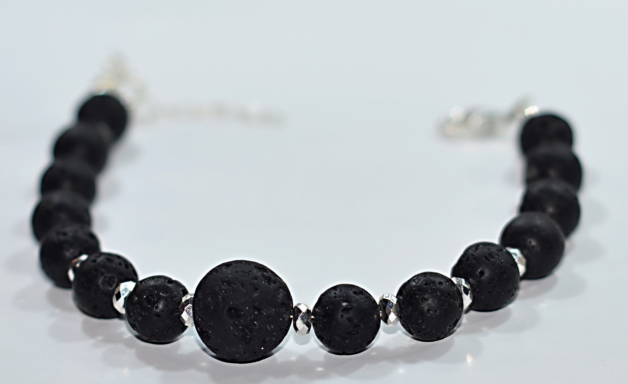 Biżuteria z kamieni naturalnych - bransoletka z lawą wulkaniczną - nr kat. 236a