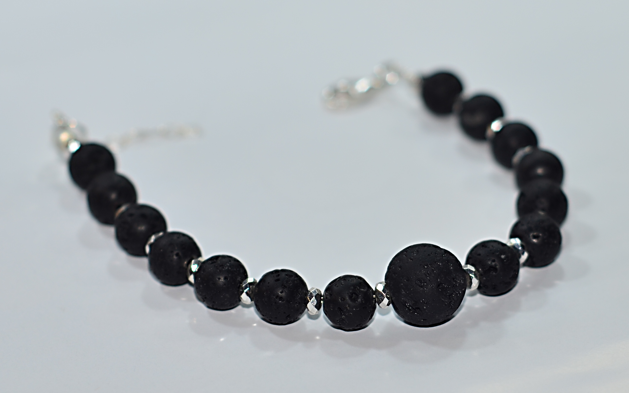 Biżuteria z kamieni naturalnych - bransoletka z lawą wulkaniczną - nr kat. 236a